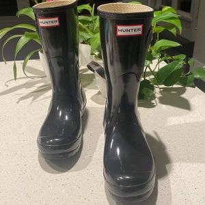 Hunter short wellies in black patent